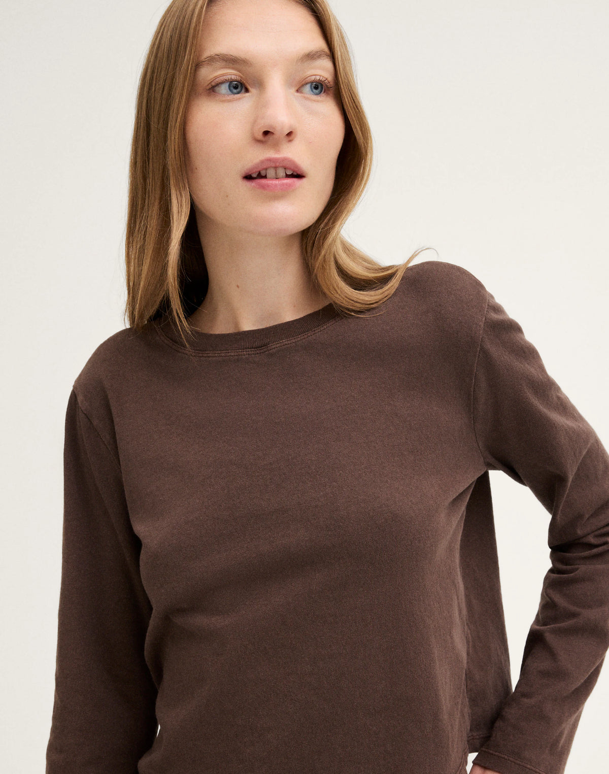 DARK BROWN